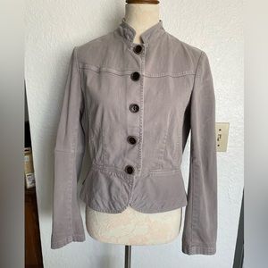 Womyn  vintage jacket for women.Size:12. Color: ivory or beige. Buttons closure.